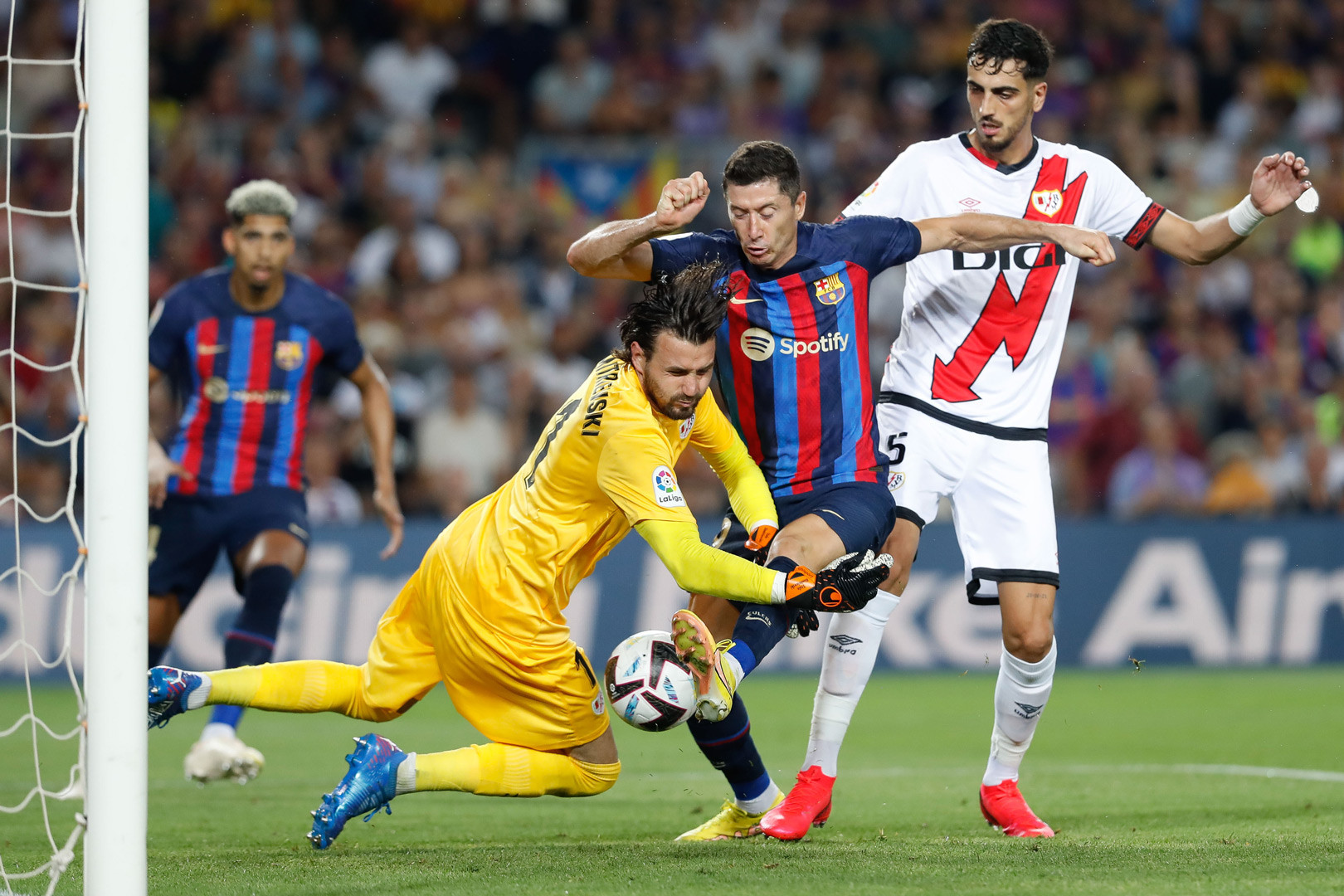 Thứ Bảy tuần trước, Barca chỉ có thể hòa Rayo Vallecano với tỷ số 1-1