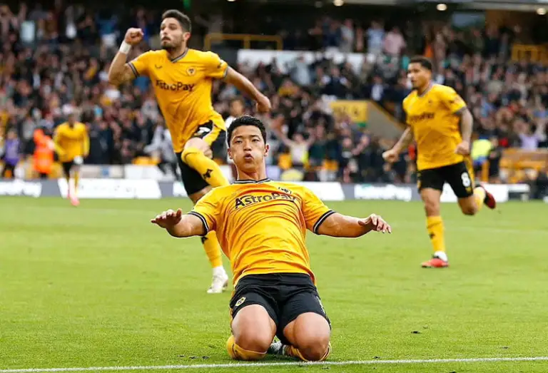 Hwang ăn mừng bàn thắng ấn định chiến thắng 2-1 cho Wolves