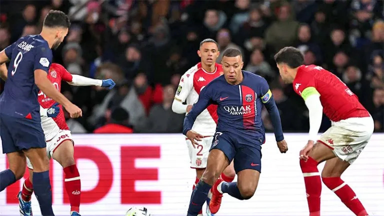 Mbappe và Goncalo Ramos (số 9) trước vòng vây hàng phòng ngự Monaco tại trận đấu PSG vs Monaco