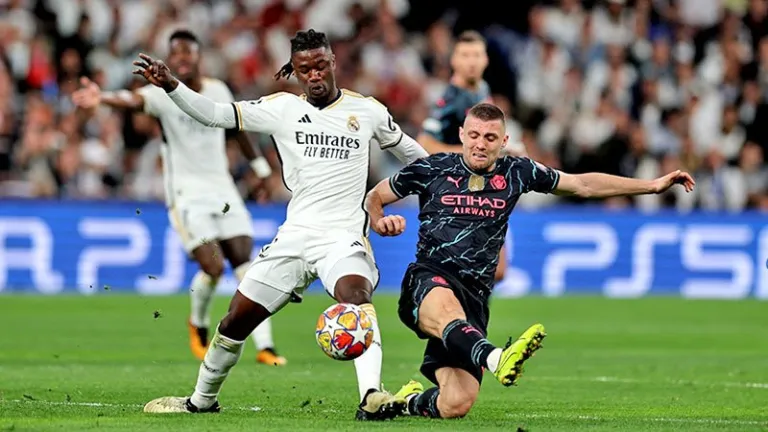 Pha tranh bóng quyết liệt giữa Camavinga (Real Madrid) và Kovacic (Man City) tại trận Man City vs Real Madrid