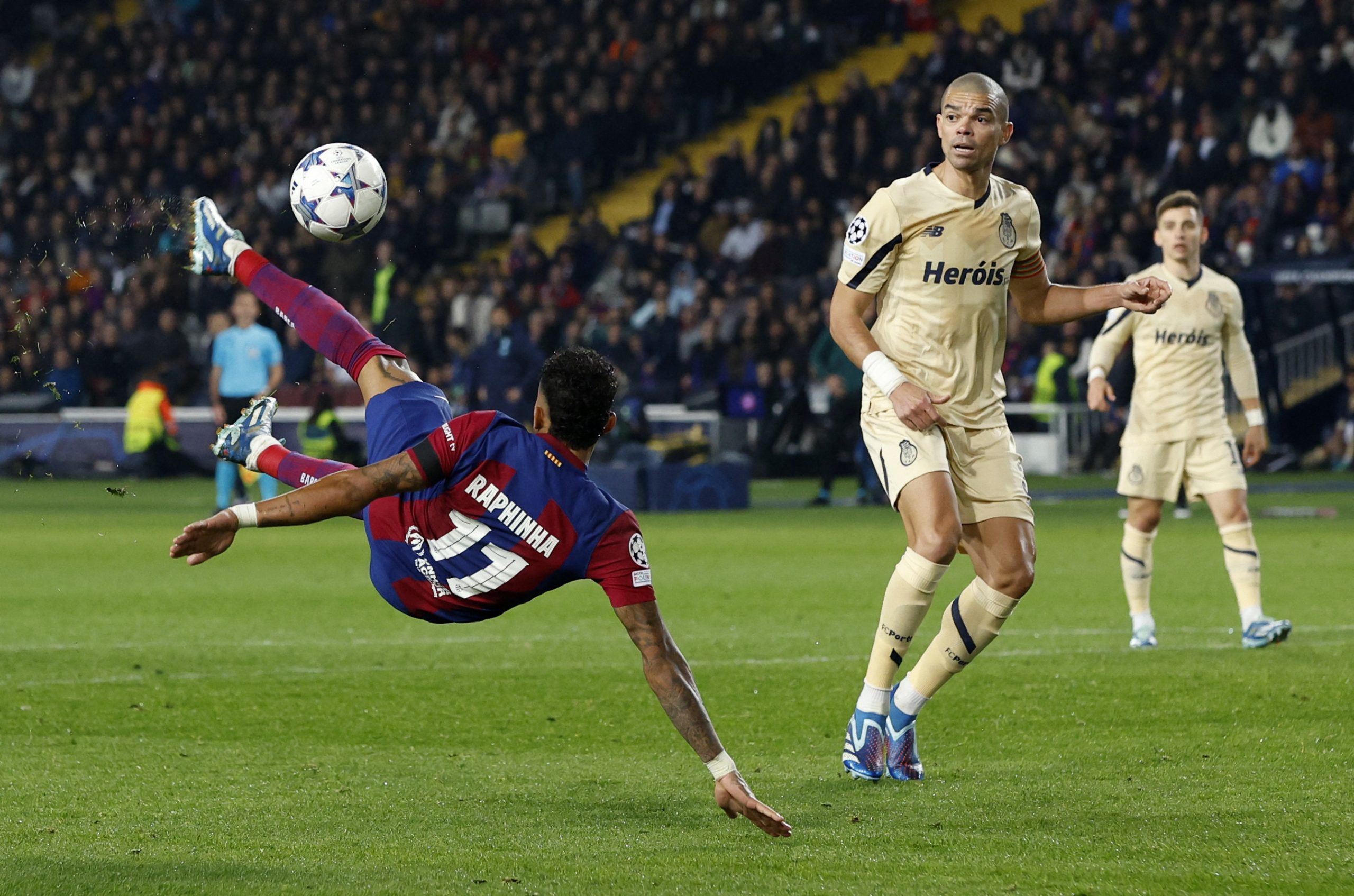 Sau trận thắng Porto, Barca có tấm vé vào vòng 1/8 Champions League